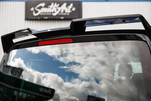 Siyah bir araba arka cam Su damlacıkları ile kaplı. Araba perakende kavramı. Araba bulanık perakende logo arka planda.