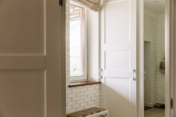 Pencerenin sol duvardaki ve arka planda koridor ile de ışıklı koridor.