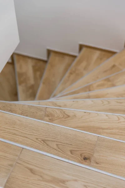 Parlak beyaz merdiven ahşap adımları closeup ile. Arka plan bulanık merdivende.