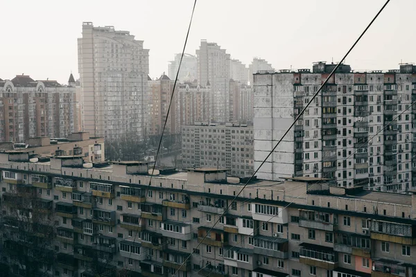 Eski Sovyet ekonomisi sınıfı binalar. Arka planda şehir merkezi.