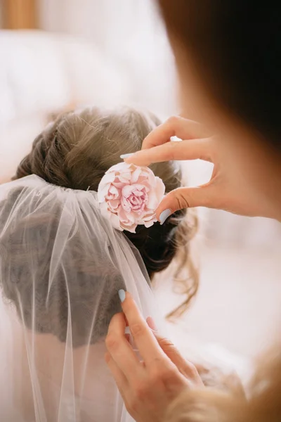 Kadın el ekler Dekoratif gelinler saç kapatmak için yükseldi.