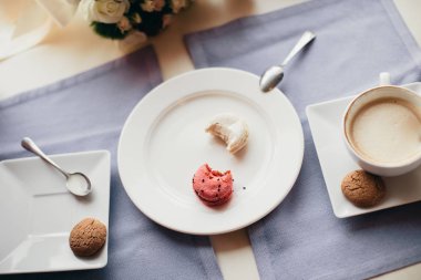 Üç tabak ısırıldı çerezleri üçüncü başka bir ve bir çerez masasında görmek, bir fincan kahve, duruyorsun.