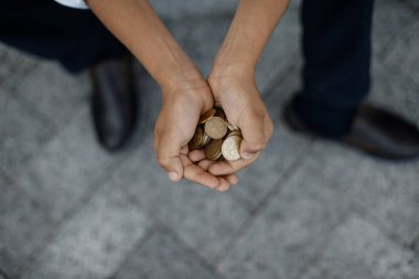 Adam bir avuç paraları closeup tutuyorsun.