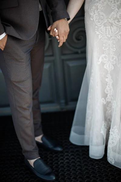 Bir gelin ve damat elele.