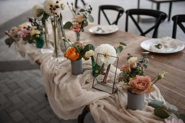 Bir sürü çiçek buketleri bir kaç tabak ve nuber 4 işareti ile masada duran.