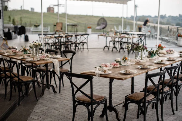Grande terrazza ristorante con un sacco di tavoli serviti. Concetto cena di nozze . — Foto Stock