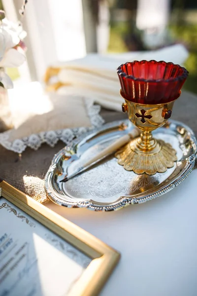 Bir bardak ve bir Püskül küçük gümüş tepsi üzerinde duruyor. Töreni kavramı mesh.