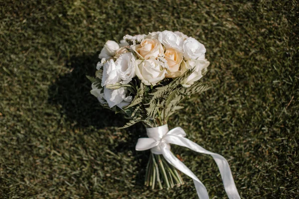 一束白色丝带的花束躺在地上. — 图库照片
