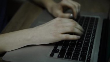 Onun dizüstü çekim üzerinde çalışan genç bir kadının elleri. O Touchpad kaydırarak ve klavyede yazarak. Hareketli kamera.