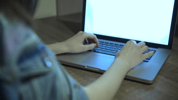 Fiatal nő dolgozik rajta laptop. Ő írja a billentyűzeten. Mozgó kamera. — Stock videók