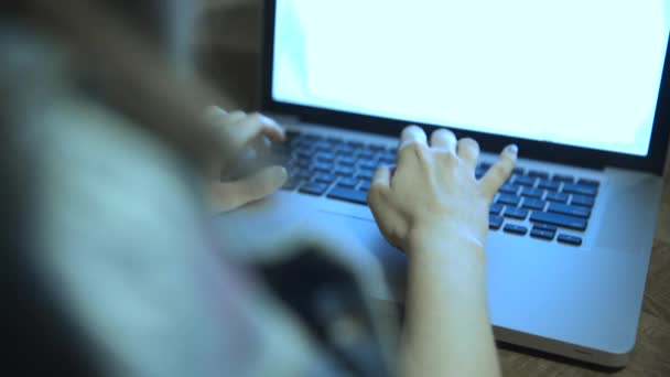 Fiatal nő dolgozik egy szöveges dokumentum rajta laptop. Ő írja a billentyűzeten. Mozgó kamera. — Stock videók