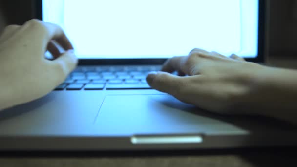 Ung flicka är att skriva på hennes laptop tangent bord närbild. Flytta kameran. — Stockvideo