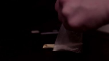 Erkek eller tüketim çekim için kokain hazırlanıyor. Siyah üzerinde izole.