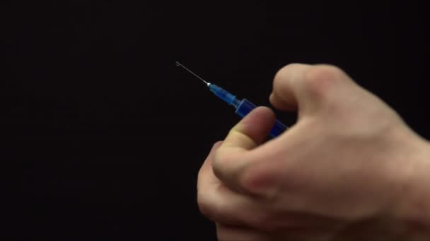 Hands Young Man Tapping Syringe Blue Liquid Sprinkles Some Liquid — Stock Video