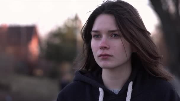Una giovane ragazza sta levigando per strada con uno sguardo stanco sul viso . — Video Stock