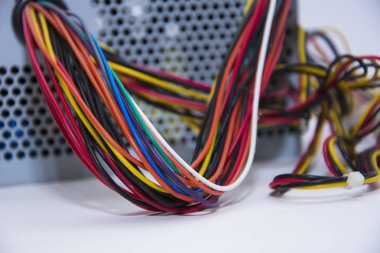 Beyaz arkaplanda çok renkli bilgisayar kablosu izole edildi