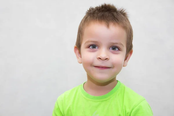 Çocuk şaşırmış güvensizlik içinde şok. Duyguların ifadesi. Bir kişinin duygusal durumu