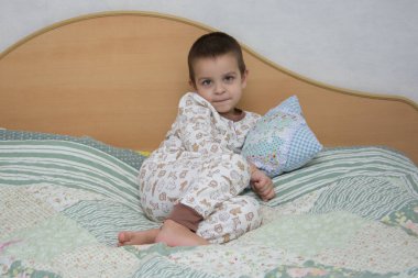 bir çocuk bir yatakta, duygular bir çocuk s yüz üzerinde atlar