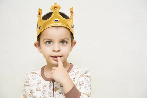 Sadece kral kraldır. Çocuk, kafasında taç yüzünde duygular.