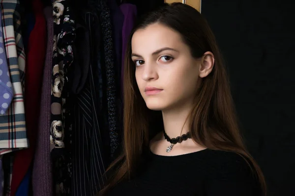 Ayna kıza makyaj ve saç modeli yok. Kız bir görüntü seçer.