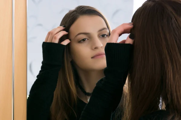 Ayna kıza makyaj ve saç modeli yok. Kız bir görüntü seçer.