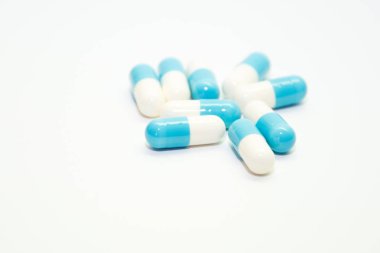 Çeşitli ilaç tıp hap, tablet ve kapsüller beyaz arka plan ile.