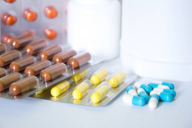 Çeşitli ilaç tıp hap, tablet ve kapsüller beyaz arka plan ile.
