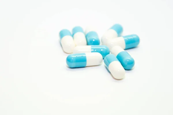 Médicament pharmaceutique assorti pilules, comprimés et capsules avec fond blanc . — Photo