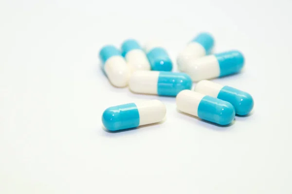 Çeşitli ilaç tıp hap, tablet ve kapsüller beyaz arka plan ile.