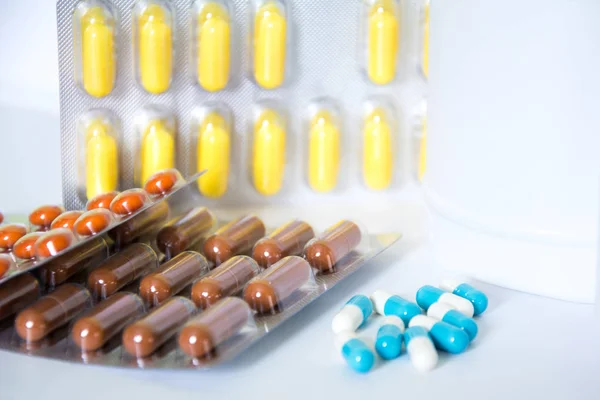 Assorted pharmaceutical medicine pills, tablets and capsules with white background. — Stock Photo, Image