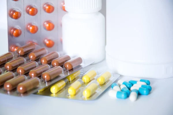 Diverse farmaceutische geneeskunde pillen, tabletten en capsules met witte achtergrond. — Stockfoto