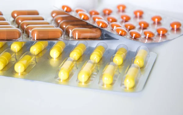 Çeşitli ilaç tıp hap, tablet ve kapsüller beyaz arka plan ile.