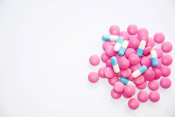 Çeşitli ilaç tıp hap, tablet ve kapsüller beyaz arka plan ile.