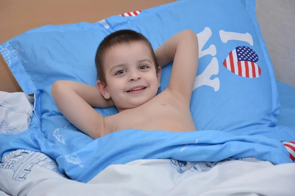 Uyku zamanı, bebek bir yatakta