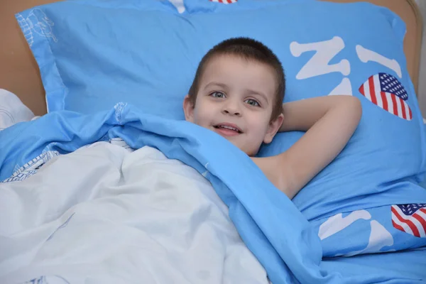 Uyku zamanı, bebek bir yatakta