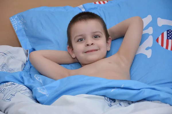 Uyku zamanı, bebek bir yatakta