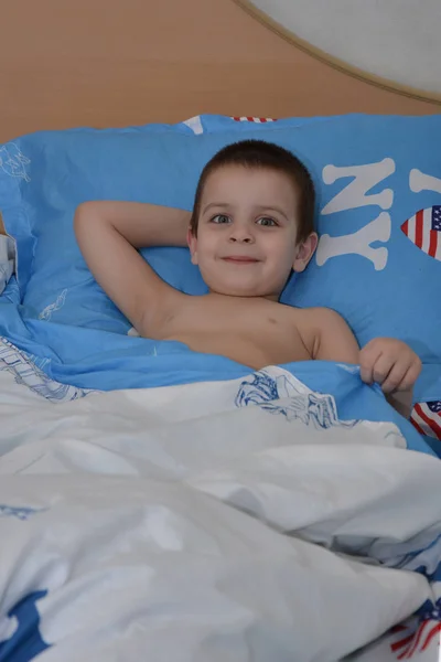 Uyku zamanı, bebek bir yatakta