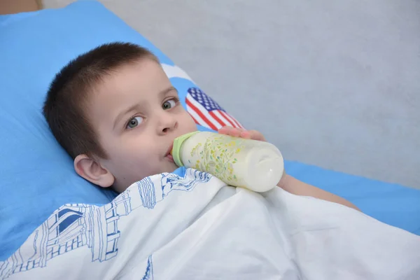 Uyku zamanı, bebek bir yatakta