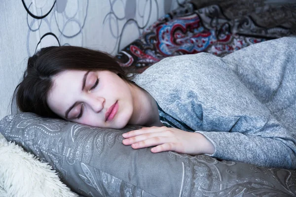 Kız uyuyor, yastığa sarılıyor, rüya görüyor.