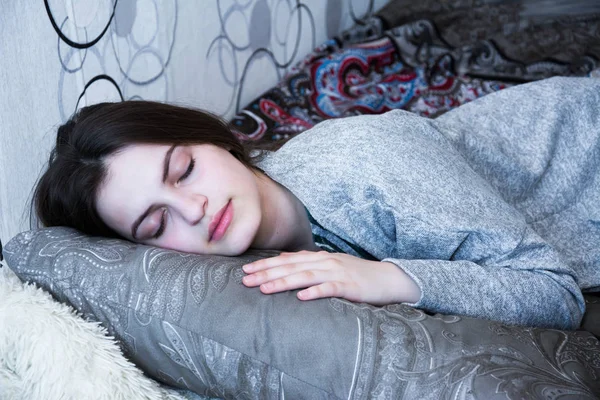 Kız uyuyor, yastığa sarılıyor, rüya görüyor.