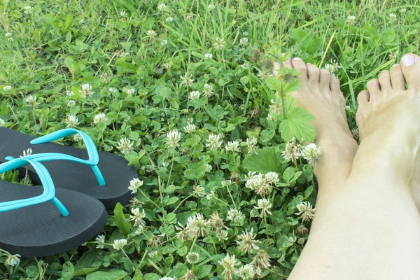 Dvě Modré Černé Žabky Oříznuté Žena Nohy Zelené Louce — Stock fotografie