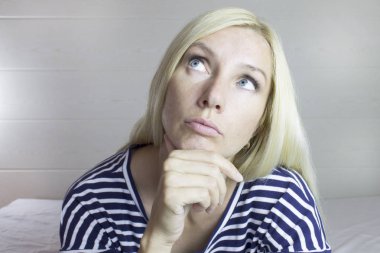 Duygusal düşünceli güzel şirin sarışın kadın, açık gri renkli portresi. Yüz ifadeleri