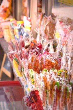 Birçok renkli şeker lolipoplar Mağazası yakınındaki bir rafındaki