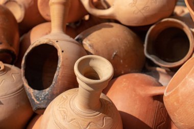 Topraktan, yapılan birçok seramik el yapımı mutfak eşyaları, yakın çekim