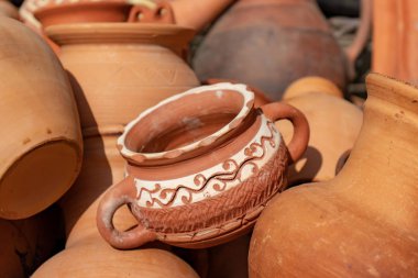 Topraktan, yapılan birçok seramik el yapımı mutfak eşyaları, yakın çekim