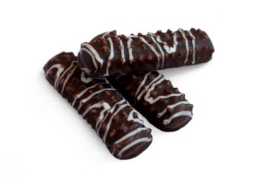 Üç kurabiye izole beyaz arka plan üzerinde siyah ve beyaz çikolata sır ile kaplı