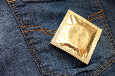 Kot cebin yalan prezervatif paketi