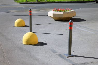 Polonyalılar kırmızı yansıtıcı bantlar ve sarı hemisferlerin kaldırım yoldan ayıran ile otopark gri