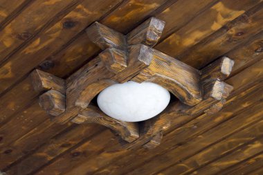 Vintage Beyaz lamba, koyu ahşap arka plan üzerinde ahşap dekor aygıtla yıldırım