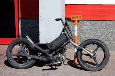 Retro vintage motosiklet bisiklet ile Not moto girişine yakın
